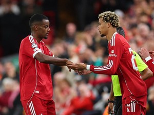 Liverpool Akan Menuai Untung dari Persaingan Ekitike-Isak