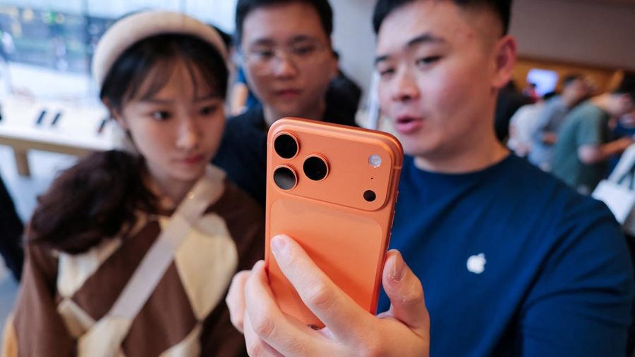 Ponsel pintar iPhone 17 baru dipajang di toko Apple di kawasan Sanlitun, Beijing, saat mulai dijual di Beijing, Tiongkok, 19 September 2025. REUTERS/Maxim Shemetov