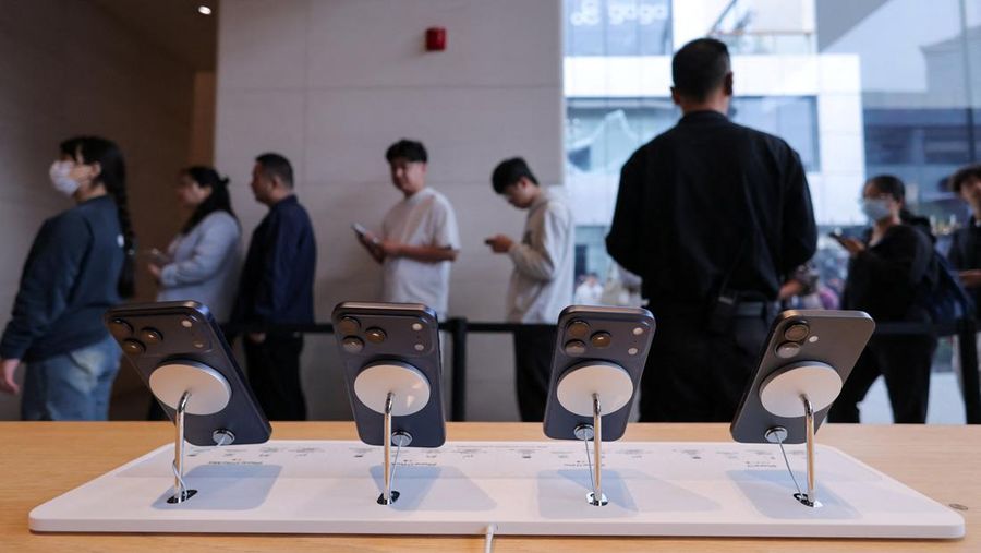 Ponsel pintar iPhone 17 baru dipajang di toko Apple di kawasan Sanlitun, Beijing, saat mulai dijual di Beijing, Tiongkok, 19 September 2025. REUTERS/Maxim Shemetov