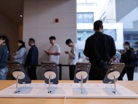 Warga China Malas Beli HP Baru, Tapi Berebut iPhone 17