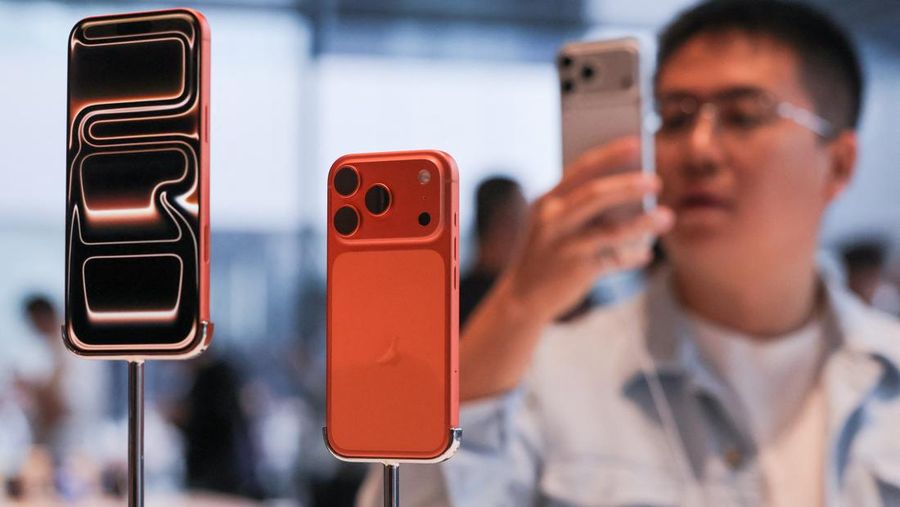 Ponsel pintar iPhone 17 baru dipajang di toko Apple di kawasan Sanlitun, Beijing, saat mulai dijual di Beijing, Tiongkok, 19 September 2025. REUTERS/Maxim Shemetov