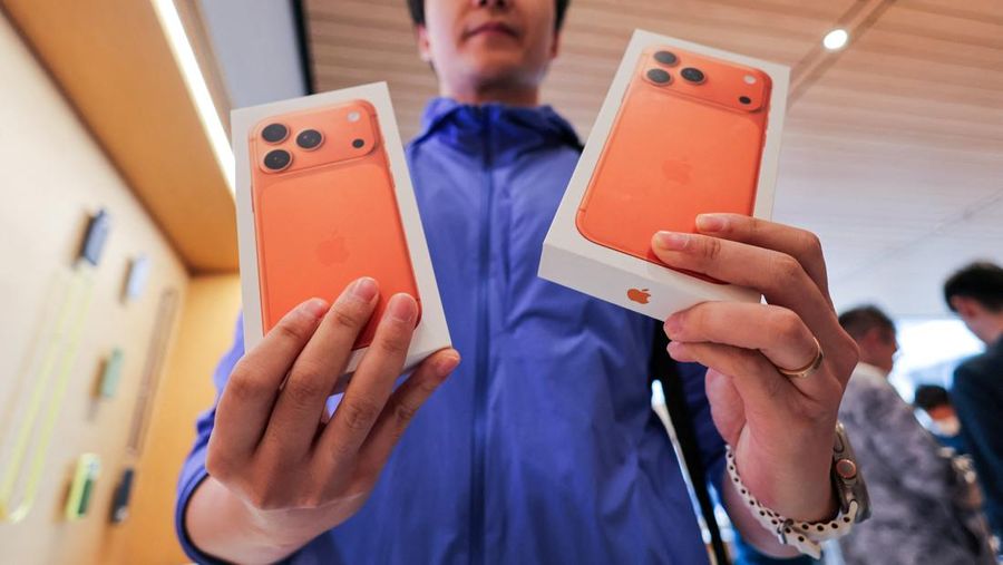 Ponsel pintar iPhone 17 baru dipajang di toko Apple di kawasan Sanlitun, Beijing, saat mulai dijual di Beijing, Tiongkok, 19 September 2025. REUTERS/Maxim Shemetov