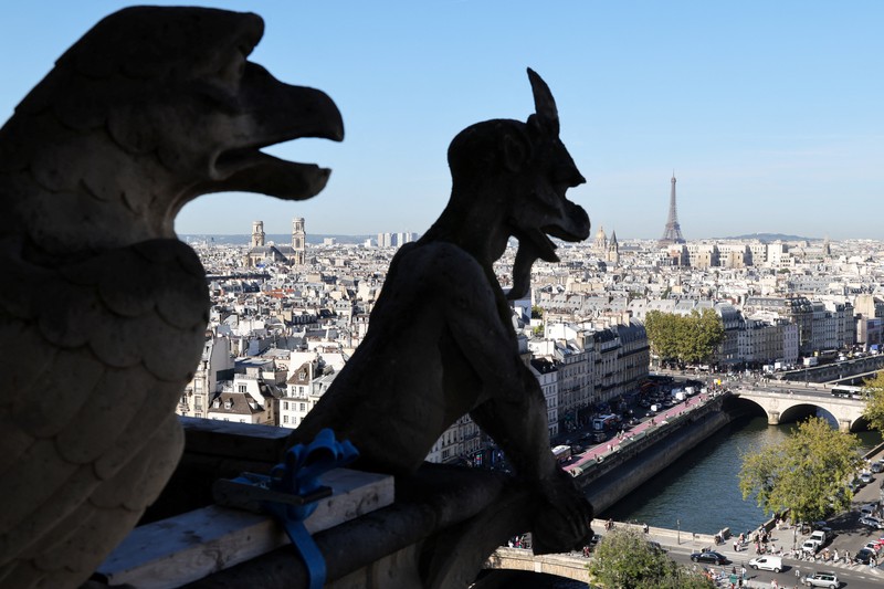Rektor Notre-Dame de Paris Olivier Ribadeau Dumas, Uskup Agung Paris Laurent Ulrich menemani Presiden Prancis Emmanuel Macron di menara lonceng saat mengunjungi Katedral Notre-Dame de Paris selama upacara peresmian rute tur baru Menara Katedral. Struktur Gotik yang hancur setelah kebakaran April 2019, sebagai bagian dari edisi ke-42 Hari Warisan Eropa di Paris, Prancis, 19 September 2025. (LUDOVIC MARIN/Pool via REUTERS)