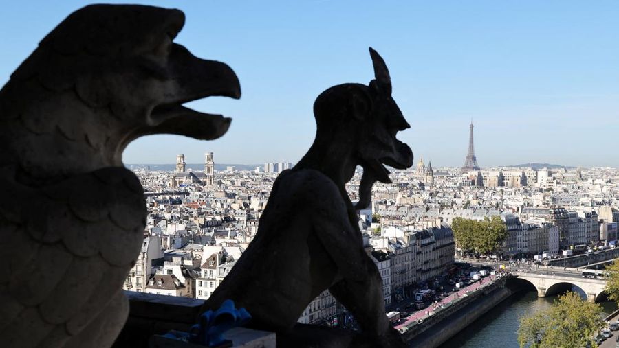 Rektor Notre-Dame de Paris Olivier Ribadeau Dumas, Uskup Agung Paris Laurent Ulrich menemani Presiden Prancis Emmanuel Macron di menara lonceng saat mengunjungi Katedral Notre-Dame de Paris selama upacara peresmian rute tur baru Menara Katedral. Struktur Gotik yang hancur setelah kebakaran April 2019, sebagai bagian dari edisi ke-42 Hari Warisan Eropa di Paris, Prancis, 19 September 2025. (LUDOVIC MARIN/Pool via REUTERS)