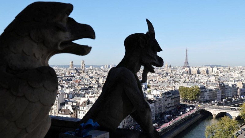 Rektor Notre-Dame de Paris Olivier Ribadeau Dumas, Uskup Agung Paris Laurent Ulrich menemani Presiden Prancis Emmanuel Macron di menara lonceng saat mengunjungi Katedral Notre-Dame de Paris selama upacara peresmian rute tur baru Menara Katedral. Struktur Gotik yang hancur setelah kebakaran April 2019, sebagai bagian dari edisi ke-42 Hari Warisan Eropa di Paris, Prancis, 19 September 2025. (LUDOVIC MARIN/Pool via REUTERS)