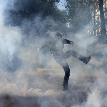 Chaos! Guru & Buruh Demo Besar-besaran, Polisi Tembak Gas Air Mata
