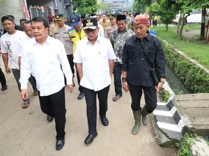 Tinjau Perumahan Rawan Banjir di Balaraja, Andra Soni Soroti Got Dibeton