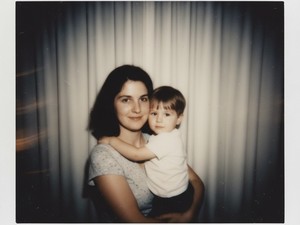 10 Prompt Gemini AI untuk Gabung Foto Masa Kecil dan Sekarang yang Lagi Viral