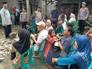 Puting Beliung Rusak 25 Rumah Warga Cikande, Polres Serang Biayai Perbaikan