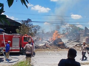 Bakar Sampah hingga Merembat ke Gudang, Mobil-4 Kambing di Gresik Hangus