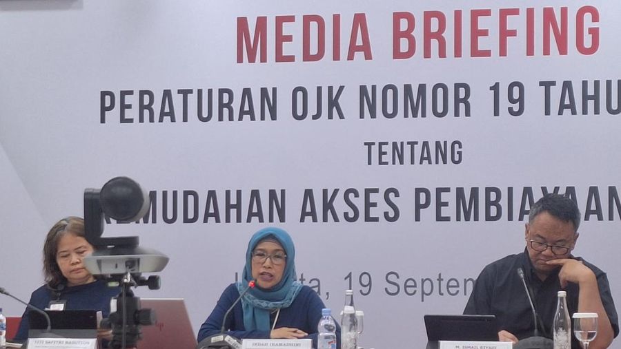 Kepala Departemen Pengaturan dan Pengembangan Perbankan OJK Indah Iramadhini (tengah) menjabarkan POJK 19/2025 di Jakarta, Jumat (19/9/2025). (CNBC Indonesia/Khoirul Anam)