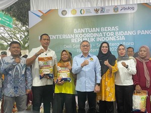 Menko Zulhas Sambangi Deli Serdang, 150 Keluarga Terima Bantuan Beras
