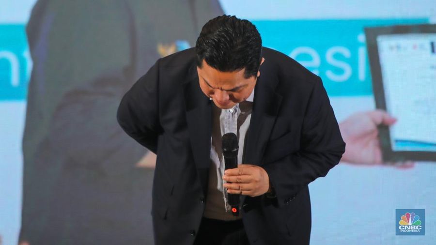 Menteri BUMN Periode 2019-2025, Erick Thohir menunduk usai menyampaikan pidato saat acara Perpisahan dengan Kementerian BUMN di Menara Danareksa, Jakarta, Jumat (19/9/2025). (CNBC Indonesia/Faisal Rahman)