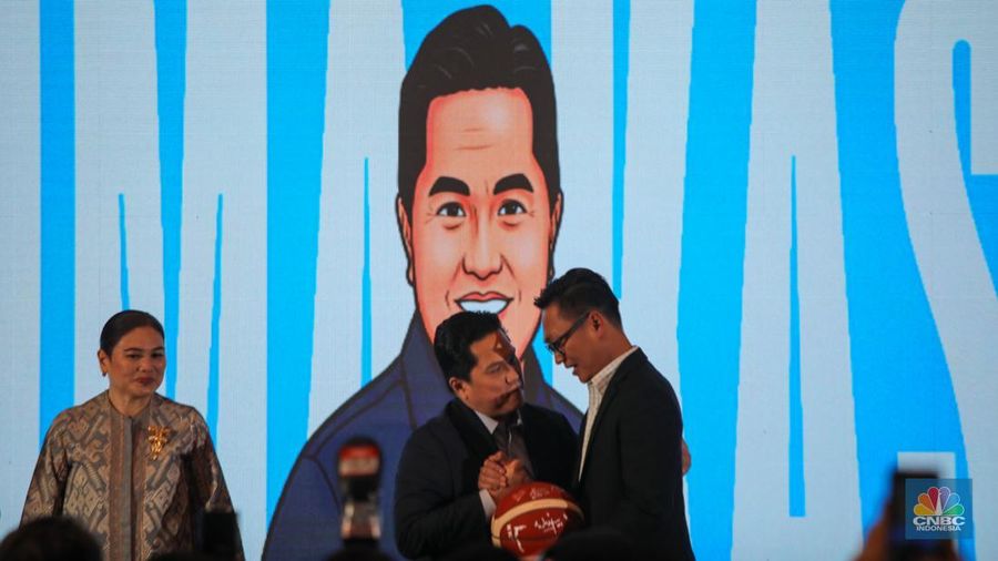 Menteri BUMN Periode 2019-2025, Erick Thohir menunduk usai menyampaikan pidato saat acara Perpisahan dengan Kementerian BUMN di Menara Danareksa, Jakarta, Jumat (19/9/2025). (CNBC Indonesia/Faisal Rahman)