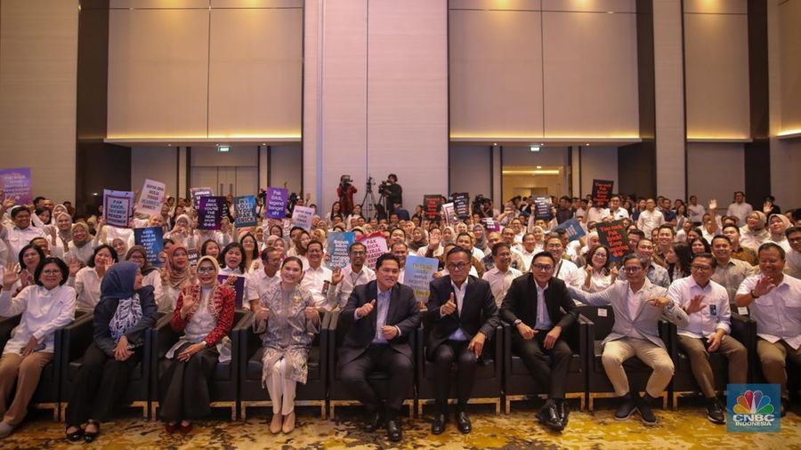 Menteri BUMN Periode 2019-2025, Erick Thohir menunduk usai menyampaikan pidato saat acara Perpisahan dengan Kementerian BUMN di Menara Danareksa, Jakarta, Jumat (19/9/2025). (CNBC Indonesia/Faisal Rahman)
