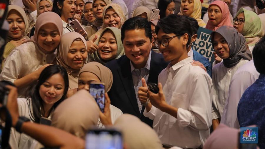 Menteri BUMN Periode 2019-2025, Erick Thohir menunduk usai menyampaikan pidato saat acara Perpisahan dengan Kementerian BUMN di Menara Danareksa, Jakarta, Jumat (19/9/2025). (CNBC Indonesia/Faisal Rahman)
