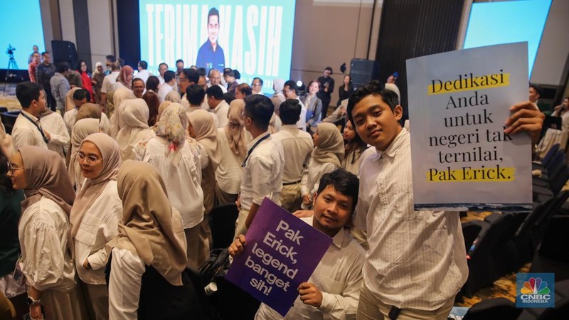 Menteri BUMN Periode 2019-2025, Erick Thohir menunduk usai menyampaikan pidato saat acara Perpisahan dengan Kementerian BUMN di Menara Danareksa, Jakarta, Jumat (19/9/2025). (CNBC Indonesia/Faisal Rahman)