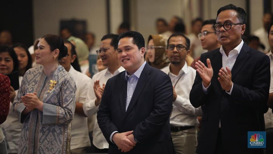 Menteri BUMN Periode 2019-2025, Erick Thohir menunduk usai menyampaikan pidato saat acara Perpisahan dengan Kementerian BUMN di Menara Danareksa, Jakarta, Jumat (19/9/2025). (CNBC Indonesia/Faisal Rahman)