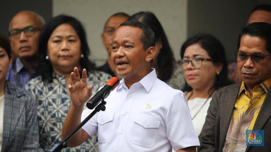 Menteri ESDM Bahlil Lahadalia saat konferensi pers terkait Pengaturan Kuota BBM Non-Subsidi di Kantor Kementerian ESDM, Jakarta, Jumat (19/9/2025). (CNBC Indonesia/Faisal Rahman)