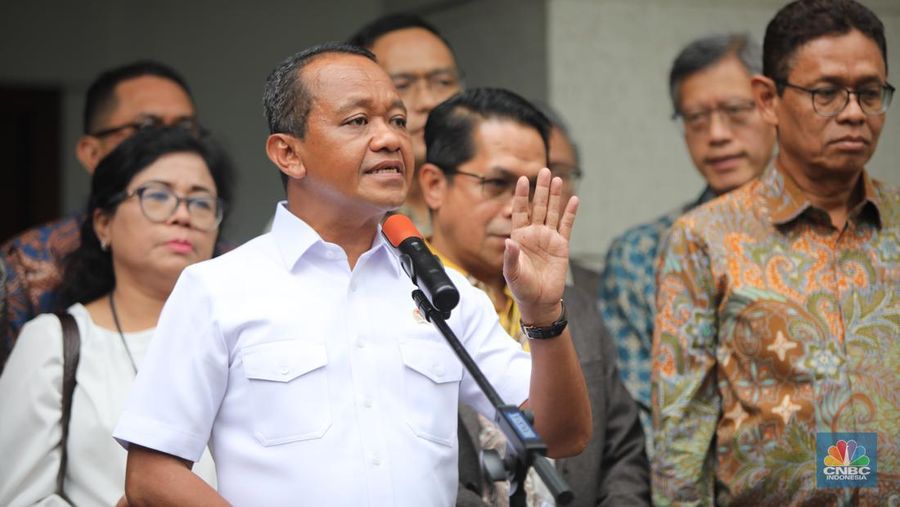 Menteri ESDM Bahlil Lahadalia saat konferensi pers terkait Pengaturan Kuota BBM Non-Subsidi di Kantor Kementerian ESDM, Jakarta, Jumat (19/9/2025). (CNBC Indonesia/Faisal Rahman)