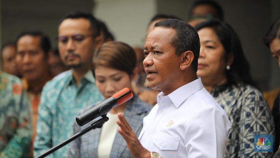 Menteri ESDM Bahlil Lahadalia saat konferensi pers terkait Pengaturan Kuota BBM Non-Subsidi di Kantor Kementerian ESDM, Jakarta, Jumat (19/9/2025). (CNBC Indonesia/Faisal Rahman)