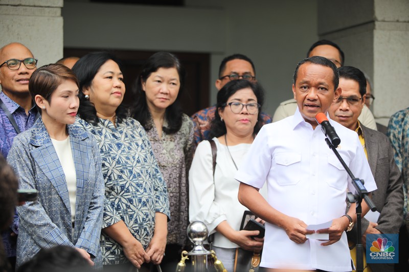 Menteri ESDM Bahlil Lahadalia saat konferensi pers terkait Pengaturan Kuota BBM Non-Subsidi di Kantor Kementerian ESDM, Jakarta, Jumat (19/9/2025). (CNBC Indonesia/Faisal Rahman)