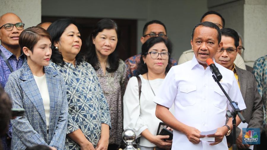Menteri ESDM Bahlil Lahadalia saat konferensi pers terkait Pengaturan Kuota BBM Non-Subsidi di Kantor Kementerian ESDM, Jakarta, Jumat (19/9/2025). (CNBC Indonesia/Faisal Rahman)