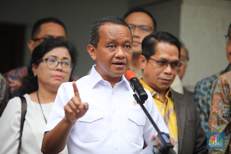 Menteri ESDM Bahlil Lahadalia saat konferensi pers terkait Pengaturan Kuota BBM Non-Subsidi di Kantor Kementerian ESDM, Jakarta, Jumat (19/9/2025). (CNBC Indonesia/Faisal Rahman)