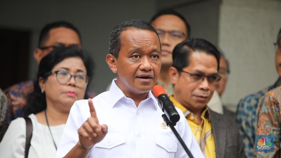 Menteri ESDM Bahlil Lahadalia saat konferensi pers terkait Pengaturan Kuota BBM Non-Subsidi di Kantor Kementerian ESDM, Jakarta, Jumat (19/9/2025). (CNBC Indonesia/Faisal Rahman)