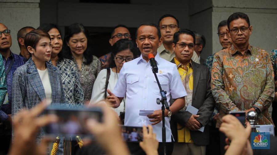 Menteri ESDM Bahlil Lahadalia saat konferensi pers terkait Pengaturan Kuota BBM Non-Subsidi di Kantor Kementerian ESDM, Jakarta, Jumat (19/9/2025). Menteri ESDM Bahlil Lahadalia saat konferensi pers terkait Pengaturan Kuota BBM Non-Subsidi di Kantor Kementerian ESDM, Jakarta, Jumat (19/9/2025). (CNBC Indonesia/Faisal Rahman)