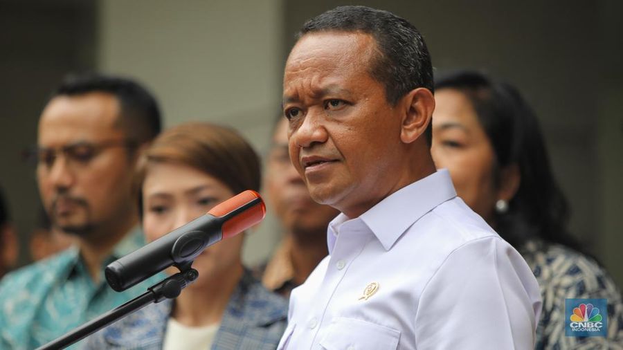 Menteri ESDM Bahlil Lahadalia saat konferensi pers terkait Pengaturan Kuota BBM Non-Subsidi di Kantor Kementerian ESDM, Jakarta, Jumat (19/9/2025). (CNBC Indonesia/Faisal Rahman)