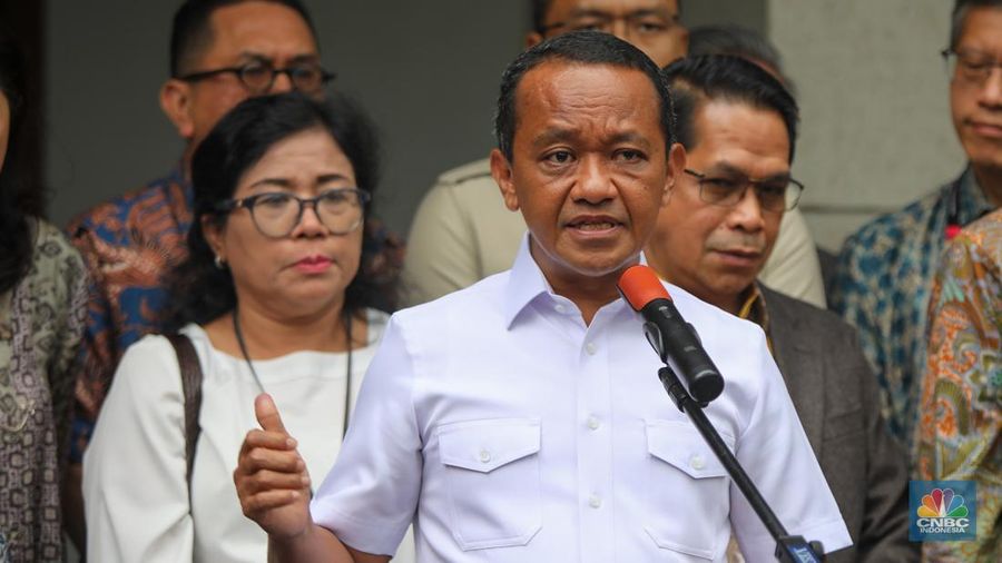 Menteri ESDM Bahlil Lahadalia saat konferensi pers terkait Pengaturan Kuota BBM Non-Subsidi di Kantor Kementerian ESDM, Jakarta, Jumat (19/9/2025). (CNBC Indonesia/Faisal Rahman)