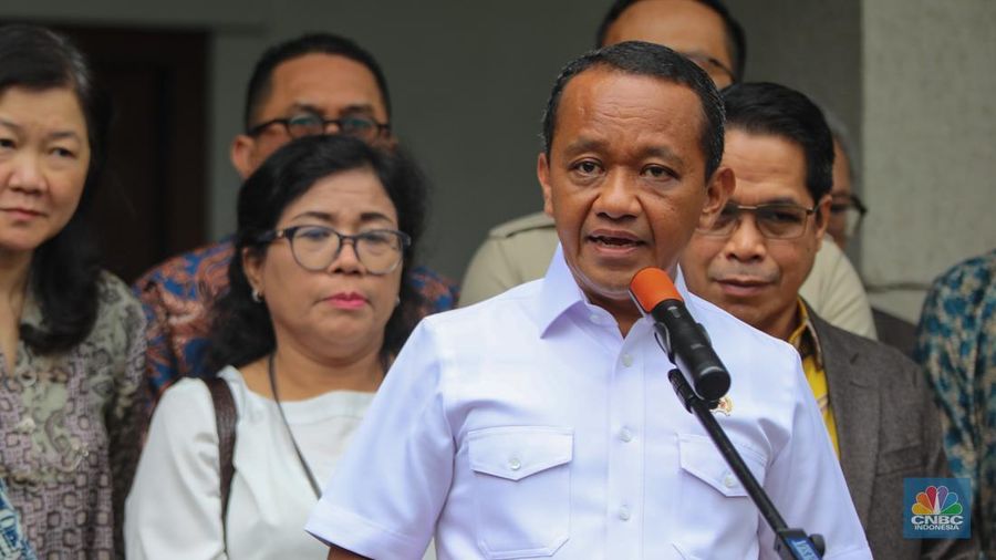 Menteri ESDM Bahlil Lahadalia saat konferensi pers terkait Pengaturan Kuota BBM Non-Subsidi di Kantor Kementerian ESDM, Jakarta, Jumat (19/9/2025). (CNBC Indonesia/Faisal Rahman)