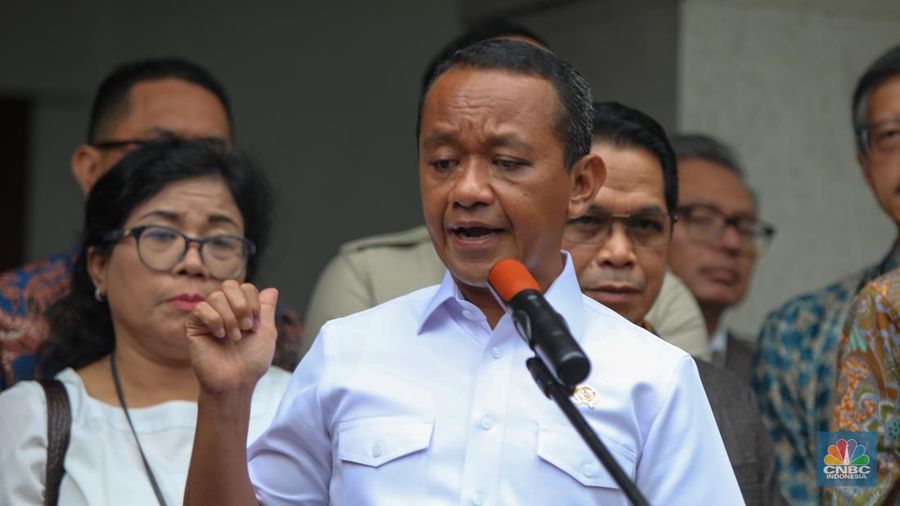 Menteri ESDM Bahlil Lahadalia saat konferensi pers terkait Pengaturan Kuota BBM Non-Subsidi di Kantor Kementerian ESDM, Jakarta, Jumat (19/9/2025). (CNBC Indonesia/Faisal Rahman)