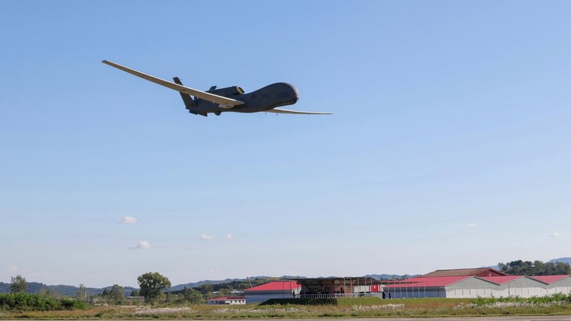 North Korean leader Kim Jong Un oversees the testing of drones at an undisclosed location in North Korea, September 18, 2025, in this picture released by the Korean Central News Agency. KCNA via REUTERS    ATTENTION EDITORS - THIS IMAGE WAS PROVIDED BY A THIRD PARTY. REUTERS IS UNABLE TO INDEPENDENTLY VERIFY THIS IMAGE. NO THIRD PARTY SALES. SOUTH KOREA OUT. NO COMMERCIAL OR EDITORIAL SALES IN SOUTH KOREA.     TPX IMAGES OF THE DAY