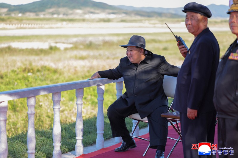 North Korean leader Kim Jong Un oversees the testing of drones at an undisclosed location in North Korea, September 18, 2025, in this picture released by the Korean Central News Agency. KCNA via REUTERS    ATTENTION EDITORS - THIS IMAGE WAS PROVIDED BY A THIRD PARTY. REUTERS IS UNABLE TO INDEPENDENTLY VERIFY THIS IMAGE. NO THIRD PARTY SALES. SOUTH KOREA OUT. NO COMMERCIAL OR EDITORIAL SALES IN SOUTH KOREA.     TPX IMAGES OF THE DAY