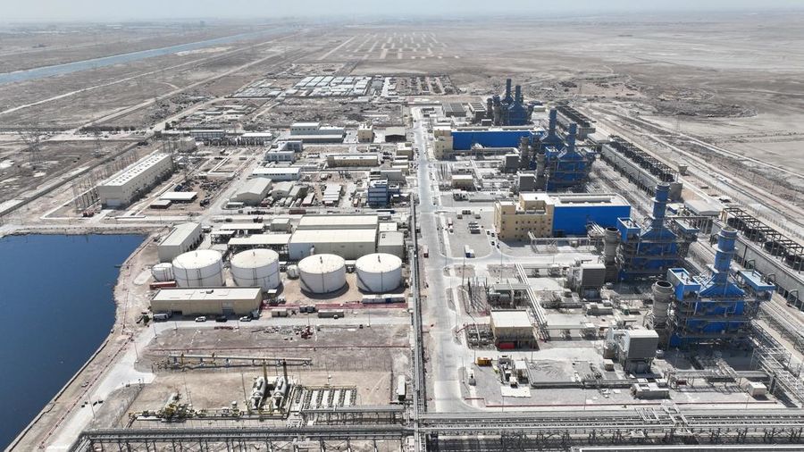 Orang-orang berjalan di sepanjang jalan tua sementara jalinan kabel listrik yang kusut dari generator yang memasok listrik ke rumah-rumah tergantung di atas gedung-gedung, di Baghdad, Irak, 10 September 2025. Orang-orang berjalan di sepanjang jalan tua sementara jalinan kabel listrik yang kusut dari generator yang memasok listrik ke rumah-rumah tergantung di atas gedung-gedung, di Baghdad, Irak, 10 September 2025. (REUTERS/Thaier Al-Sudani)