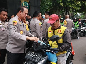 Kapolda Metro Turun Langsung Gelar Jumat Peduli, Ojol Siap Ikut Jaga Jakarta