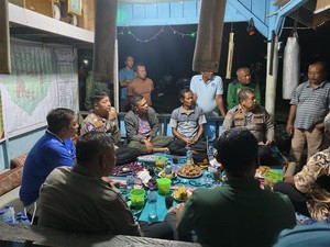 Polisi dan Warga Ronda Jaga Malam di Satkamling Sentajo Raya Kuansing