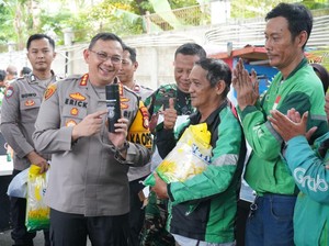 Jumat Peduli Bareng Ojol, Polres Jakut Beri Bantuan Sembako hingga Kesehatan