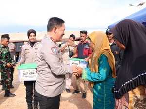 Polri Bakti Sosial Alumni Akpol 90, Bagikan 1.485 Paket Sembako di Batam