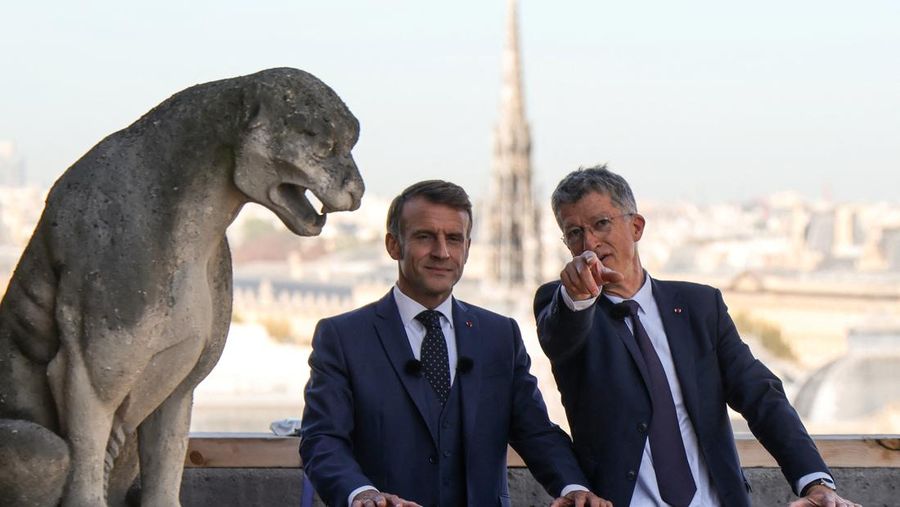 Rektor Notre-Dame de Paris Olivier Ribadeau Dumas, Uskup Agung Paris Laurent Ulrich menemani Presiden Prancis Emmanuel Macron di menara lonceng saat mengunjungi Katedral Notre-Dame de Paris selama upacara peresmian rute tur baru Menara Katedral. Struktur Gotik yang hancur setelah kebakaran April 2019, sebagai bagian dari edisi ke-42 Hari Warisan Eropa di Paris, Prancis, 19 September 2025. (LUDOVIC MARIN/Pool via REUTERS)
