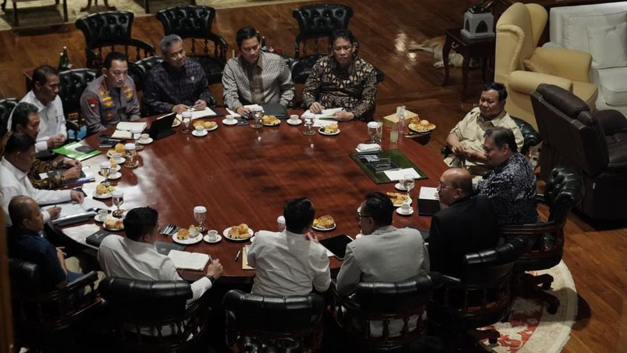 Presiden Prabowo Subianto memerintahkan jajarannya untuk segera membangun prototipe Pembangkit Listrik Tenaga Surya (PLTS) di pedesaan. Hal ini diungkapkan saat rapat terbatas di kediamannya di Hambalang, Bogor, Jawa Barat, Kamis (18/9/2025). (Biro Pers Sekretariat Presiden RI)