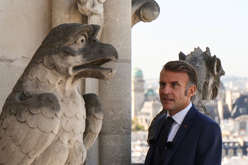 Rektor Notre-Dame de Paris Olivier Ribadeau Dumas, Uskup Agung Paris Laurent Ulrich menemani Presiden Prancis Emmanuel Macron di menara lonceng saat mengunjungi Katedral Notre-Dame de Paris selama upacara peresmian rute tur baru Menara Katedral. Struktur Gotik yang hancur setelah kebakaran April 2019, sebagai bagian dari edisi ke-42 Hari Warisan Eropa di Paris, Prancis, 19 September 2025. (LUDOVIC MARIN/Pool via REUTERS)