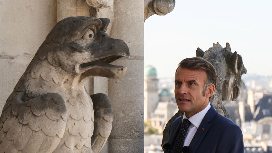 Rektor Notre-Dame de Paris Olivier Ribadeau Dumas, Uskup Agung Paris Laurent Ulrich menemani Presiden Prancis Emmanuel Macron di menara lonceng saat mengunjungi Katedral Notre-Dame de Paris selama upacara peresmian rute tur baru Menara Katedral. Struktur Gotik yang hancur setelah kebakaran April 2019, sebagai bagian dari edisi ke-42 Hari Warisan Eropa di Paris, Prancis, 19 September 2025. (LUDOVIC MARIN/Pool via REUTERS)