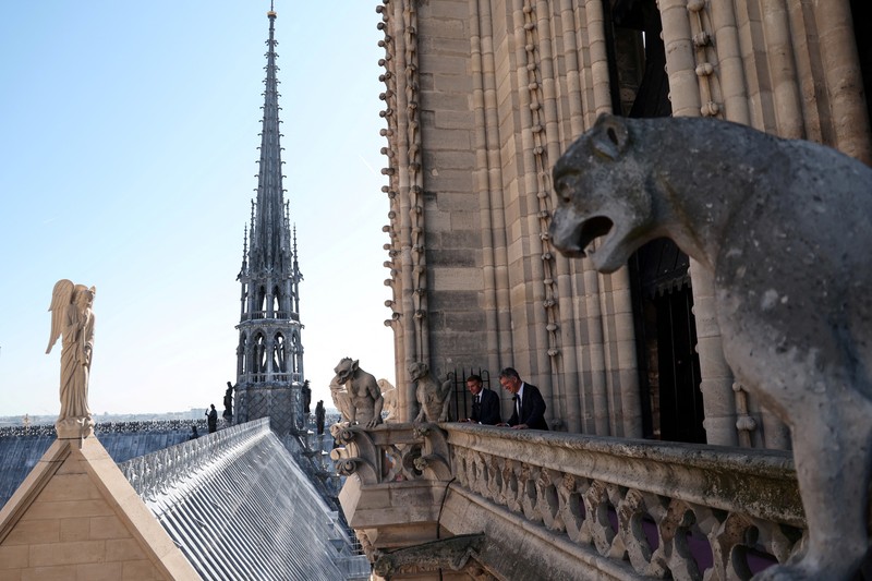 Rektor Notre-Dame de Paris Olivier Ribadeau Dumas, Uskup Agung Paris Laurent Ulrich menemani Presiden Prancis Emmanuel Macron di menara lonceng saat mengunjungi Katedral Notre-Dame de Paris selama upacara peresmian rute tur baru Menara Katedral. Struktur Gotik yang hancur setelah kebakaran April 2019, sebagai bagian dari edisi ke-42 Hari Warisan Eropa di Paris, Prancis, 19 September 2025. Rektor Notre-Dame de Paris Olivier Ribadeau Dumas, Uskup Agung Paris Laurent Ulrich menemani Presiden Prancis Emmanuel Macron di menara lonceng saat mengunjungi Katedral Notre-Dame de Paris selama upacara peresmian rute tur baru Menara Katedral. Struktur Gotik yang hancur setelah kebakaran April 2019, sebagai bagian dari edisi ke-42 Hari Warisan Eropa di Paris, Prancis, 19 September 2025. (LUDOVIC MARIN/Pool via REUTERS)