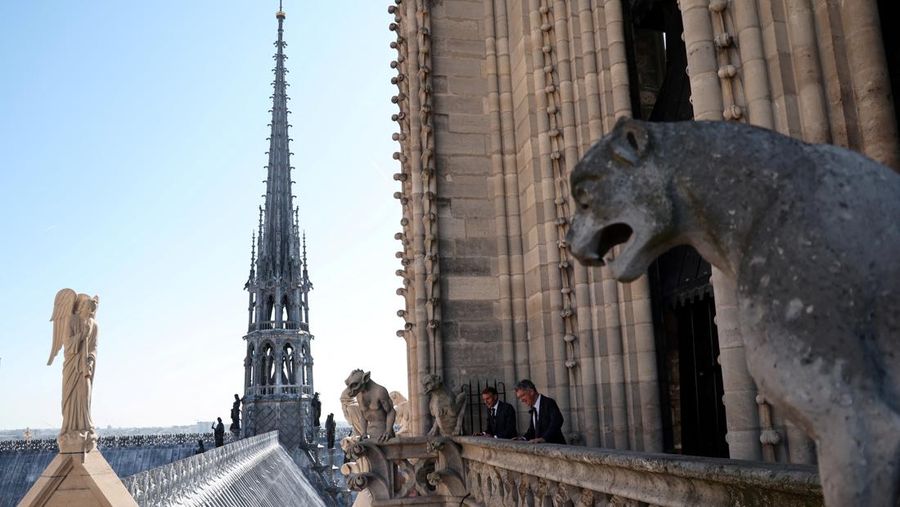 Rektor Notre-Dame de Paris Olivier Ribadeau Dumas, Uskup Agung Paris Laurent Ulrich menemani Presiden Prancis Emmanuel Macron di menara lonceng saat mengunjungi Katedral Notre-Dame de Paris selama upacara peresmian rute tur baru Menara Katedral. Struktur Gotik yang hancur setelah kebakaran April 2019, sebagai bagian dari edisi ke-42 Hari Warisan Eropa di Paris, Prancis, 19 September 2025. (LUDOVIC MARIN/Pool via REUTERS)