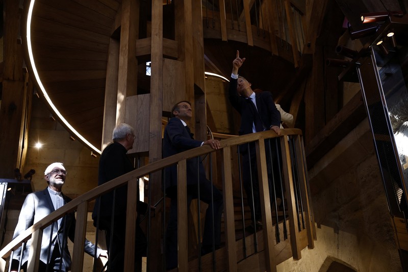 Rektor Notre-Dame de Paris Olivier Ribadeau Dumas, Uskup Agung Paris Laurent Ulrich menemani Presiden Prancis Emmanuel Macron di menara lonceng saat mengunjungi Katedral Notre-Dame de Paris selama upacara peresmian rute tur baru Menara Katedral. Struktur Gotik yang hancur setelah kebakaran April 2019, sebagai bagian dari edisi ke-42 Hari Warisan Eropa di Paris, Prancis, 19 September 2025. (LUDOVIC MARIN/Pool via REUTERS)