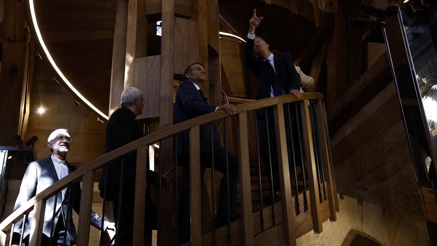 Rektor Notre-Dame de Paris Olivier Ribadeau Dumas, Uskup Agung Paris Laurent Ulrich menemani Presiden Prancis Emmanuel Macron di menara lonceng saat mengunjungi Katedral Notre-Dame de Paris selama upacara peresmian rute tur baru Menara Katedral. Struktur Gotik yang hancur setelah kebakaran April 2019, sebagai bagian dari edisi ke-42 Hari Warisan Eropa di Paris, Prancis, 19 September 2025. (LUDOVIC MARIN/Pool via REUTERS)