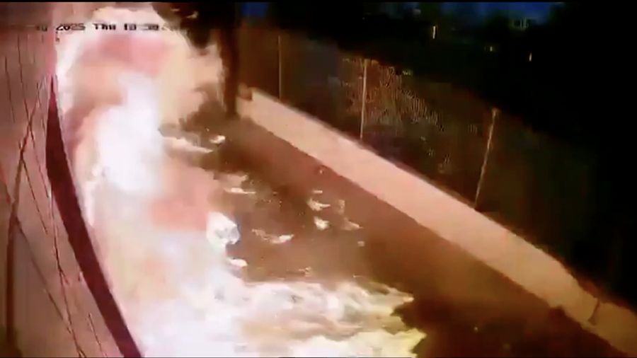Rekaman pengawasan yang dirilis oleh tentara Israel menunjukkan kebakaran yang terjadi di dekat sebuah hotel setelah sebuah drone jatuh di kota Eilat, Israel selatan, pada hari Kamis (18/9/2025). (Tangkapan Layar Video Reuters/VIA ISRAELI ARMY)